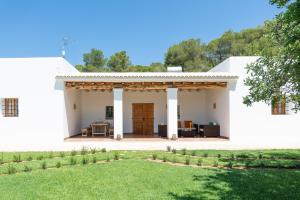 圣埃乌拉利亚Casa rural es Murtà的白色的房子,设有庭院和庭院