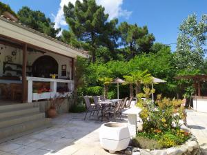 艾斯普罗瓦塔Cavo Paradiso Villa的庭院配有桌椅和树木