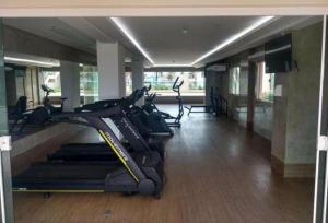 萨利诺波利斯Salinas Parks的健身房设有数台跑步机和有氧运动器材