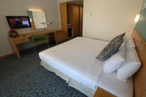 普特拉贾亚艾佛利普特拉贾亚酒店的配有一张床和一张书桌的酒店客房