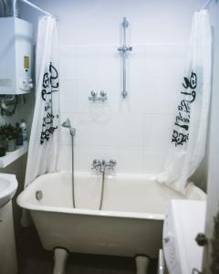 卡托维兹Modern retro apartament Katowice的浴室配有白色浴缸及水槽