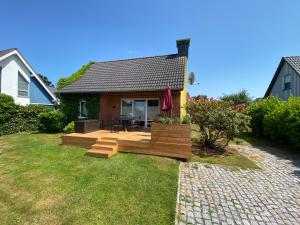 青斯特Haus Meere´s Stille的庭院中带木甲板的房子