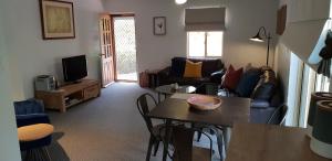 克莱尔Donnybrook Cottages - Hutt River的客厅配有沙发和桌子