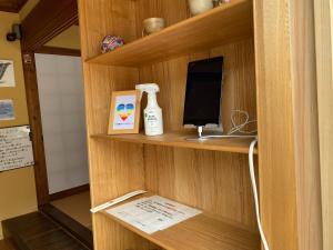 津山市美都リストワールホテル #Lw178的书架上装有电脑和显示器的书架