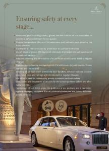 新德里新德里里拉宫殿酒店的停在大楼前的汽车的海报