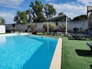 特雷布Hôtel Le Floreal的庭院里的一个蓝色海水游泳池