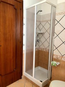 CastelcivitaIl Casolare degli Alburni的浴室里设有玻璃门淋浴