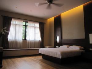 乔治市Tropical Home的一间卧室设有一张大床和一个窗户。