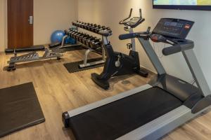 德班City Lodge Hotel Durban的健身房设有数台跑步机和跑步机