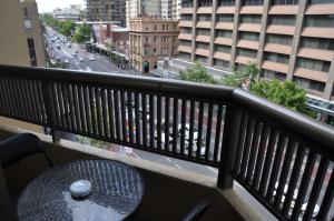 悉尼悉尼公寓 - 海德公园广场的街景阳台的桌子