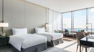 长沙长沙尼依格罗酒店的酒店客房配有两张床和一张书桌