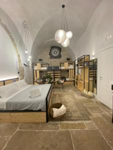 特拉尼BORGOBELTRANI的一间卧室设有一张床和砖墙