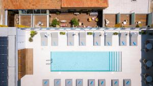 Hotel Indigo Larnaca, an IHG Hotel-ADULTS ONLY内部或周边的泳池