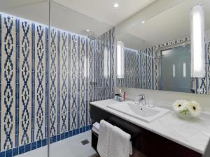 美洲海滩H10征服者酒店的一间带水槽和镜子的浴室