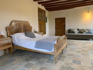 La PardinaCasa Lascorz的一间卧室配有一张大床和一张沙发