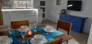 圣玛丽亚港PRIMERA LINEA DE PLAYA EN VALDELAGRANA的一间设有一张桌子和一张蓝色桌子的用餐室