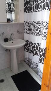 GialiskariΑΡΜΟΝΙΑ ΣΤΟΥΝΤΙΟ的浴室设有黑色和白色的浴帘和水槽