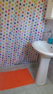 GialiskariΑΡΜΟΝΙΑ ΣΤΟΥΝΤΙΟ的浴室设有波卡圆点和浴帘