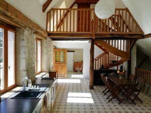 维朗德里Le Petit Villandry的一间带木制楼梯的厨房和一间用餐室