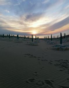 罗迪-加尔加尼科Albergo 2 Pini的沙滩上设有躺椅和遮阳伞