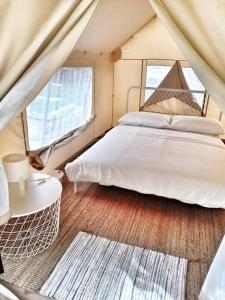 Kampong Sum SumCanopy Villa Glamping Park的帐篷内一间卧室,配有一张床