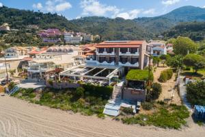 阿齐欧斯·贡多斯丹帝迪斯海边旅馆的海滩上的度假村的空中景致