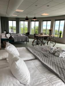 Abbekås莫斯拜伦德酒店的一间大卧室,配有两张床和一张桌子