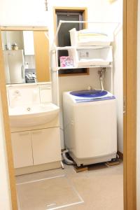 KashūMIKOTO HOUSE的一间带水槽和洗衣机的浴室