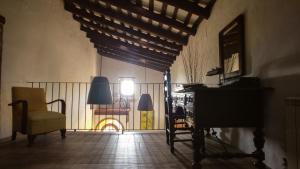 Sant Pere de VilamajorMasia Can Bachs的客房设有带椅子和钢琴的阳台。