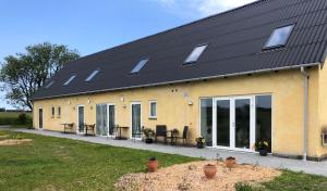 古兹耶姆Yggdrasil Guest Lodge的顶部设有太阳能电池板的房子
