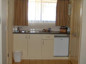 阿米代尔阿米代尔松树汽车旅馆的一个带水槽和窗户的小厨房