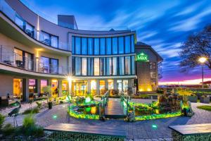 尤斯托尼莫斯基Max Health Resort SPA的享有酒店及灯光建筑的景色