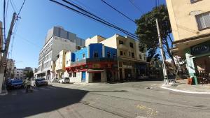 圣保罗Hotel Anacleto的一条空荡荡荡的城市街道,街角上建有建筑
