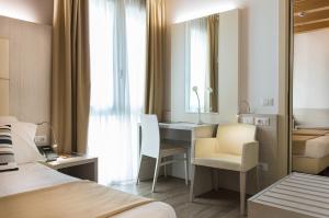 梅斯特亚历山大酒店 的酒店客房配有书桌和椅子