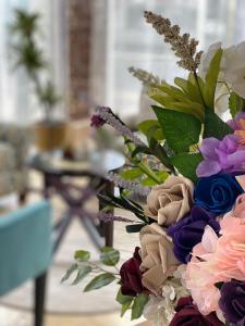 艾卜哈Samaa Eva Resort的客厅里一束色彩缤纷的鲜花