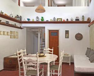 Kyra PanagiaVilla Astraea Kyra Panagia的厨房以及带桌椅的用餐室。