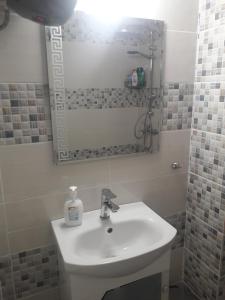 布尔加斯Апартамент Оскар的一间带水槽和镜子的浴室
