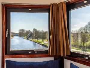 阿姆斯特丹SWEETS - IJdoornlaanbrug的享有河景的窗户