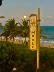 因巴塞Casa ImBale的海滩前的柱子上的一个标志