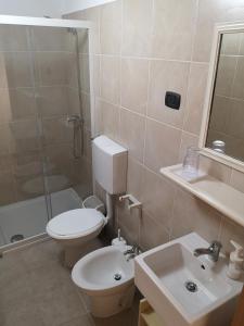 卡萨拉诺B&B Corte San Giuseppe的浴室配有卫生间、盥洗盆和淋浴。