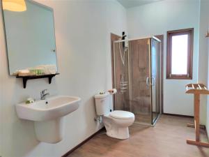 春蓬阿尔莫尼亚乡村Spa度假酒店的浴室配有卫生间、盥洗盆和淋浴。