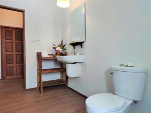 春蓬阿尔莫尼亚乡村Spa度假酒店的一间带卫生间、水槽和镜子的浴室