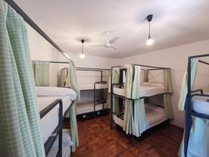 埃普拉特约布里加乌巴穆查马西亚乡村旅舍的客房设有两张双层床和天花板。