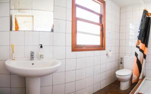 厄尔梅达诺卡萨格兰德瑟夫青年旅舍的白色的浴室设有水槽和卫生间。