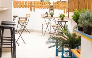 厄尔梅达诺卡萨格兰德瑟夫青年旅舍的一个带桌椅和植物的庭院