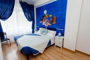 卡莫利斯特拉海滨酒店的蓝色的卧室,配有床和蓝色的墙壁
