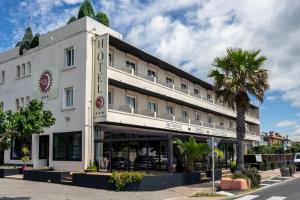 帕拉瓦莱弗洛迪米迪海滨酒店的棕榈树街道上的酒店