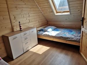 尼彻兹LAZUROWY ZAKĄTEK的一间小卧室,配有床和窗户