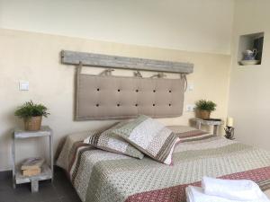 波罗斯Kasteli Suite的一间卧室配有一张带床头板的床