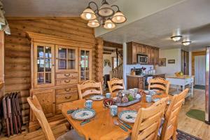 加登城Garden City Escape with View Less Than 2 Miles to Bear Lake的厨房以及带木桌和椅子的用餐室。
